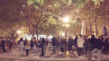 Αδιαχώρητο στις πλατείες της Αθήνας: Άδειασε η Βαρνάβα, γέμισε ξανά η Αγίου Γεωργίου στη Κυψέλη - Δείτε βίντεο και φωτογραφίες