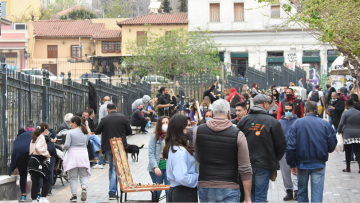 Το αδιαχώρητο σε Ερμού και Μοναστηράκι παρά τη συννεφιά και τα κλειστά μαγαζιά