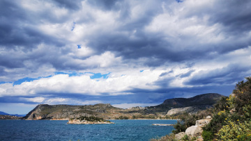 Ήπιος ο καιρός με λίγες βροχές Πέμπτη και Παρασκευή - Πτώση θερμοκρασίας και ενίσχυση ανέμων έως 8 μποφόρ το Σαββατοκύριακο