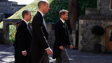 Κηδεία πρίγκιπα Φιλίππου: O Ουίλιαμ ζήτησε «χάρη» από τον ξάδερφό του για να μην είναι δίπλα στον Χάρι