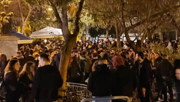 «Κορωνοπάρτι» στις πλατείες: Η ΕΛΑΣ «σηκώνει τα χέρια ψηλά», σκέψεις για πρόωρο άνοιγμα της εστίασης