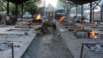 Κορωνοϊός - «Σαρώνει» η ινδική μετάλλαξη: Καίνε τους νεκρούς σε κρεματόρια στο Δελχί - Η Βρετανία κλείνει τα σύνορα