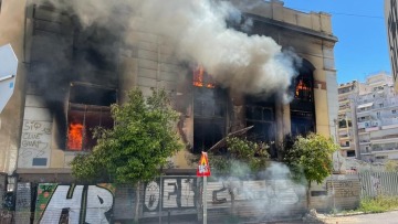 Φωτιά σε εγκαταλελειμμένο κτήριο στον Πειραιά, (Σκυλίτση και Δεληγιώργη) - Τεράστιο μποτιλιάρισμα