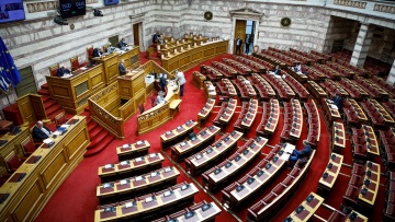 Βουλή: Με τις ψήφους της ΝΔ πέρασε η τροπολογία για το ακαταδίωκτο της επιτροπής λοιμωξιολόγων