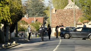 Γαλλία: Τρία πρόσωπα από το περιβάλλον του άνδρα που μαχαίρωσε αστυνομικό τέθηκαν υπό κράτηση