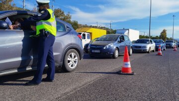 Μετακινήσεις εκτός νομού: Δείτε βίντεο από τα μπλόκα στα διόδια - Αναστροφή και... πίσω για όσους δεν έχουν χαρτιά 