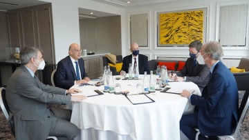 Γενεύη: Συνάντηση Δένδια με τον ειδικό απεσταλμένο του ΟΗΕ για τη Συρία