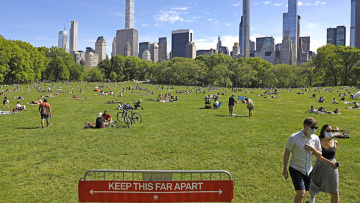 Νέες οδηγίες από το αμερικανικό CDC: Πότε μπορούν οι πλήρως εμβολιασμένοι να βγάζουν τη μάσκα