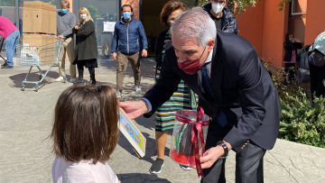 Δίπλα στα παιδιά του ΕΛΕΠΑΠ ο Χρήστος Τεντόμας - Τους προσέφερε πασχαλινά δώρα
