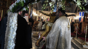 Μεγάλη Παρασκευή: Οι Μεγάλες Ώρες, η Αποκαθήλωση και ο Επιτάφιος Θρήνος - Δείτε φωτογραφίες 