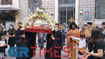Θεσσαλονίκη: Πέντε λεπτά κράτησε η περιφορά του Επιταφίου στον Ναό Αγίου Μηνά – Δείτε φωτογραφίες