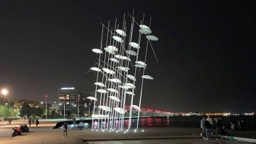 Θεσσαλονίκη: Με το λευκό αναστάσιμο χρώμα οι «Ομπρέλες» στη νέα παραλία