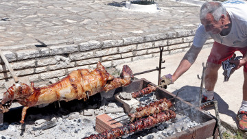 Lockdown: Έτσι θα κάνουμε Πάσχα - Ωράρια, Άγιο Φως και πασχαλινό τραπέζι