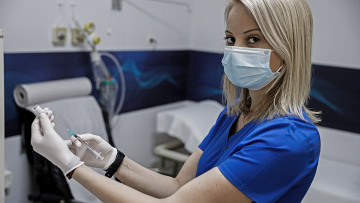 Πότε θα εμβολιαστούν οι 20άρηδες - 2,8 εκατ. εμβολιασμοί τον μήνα από τον Μάιο