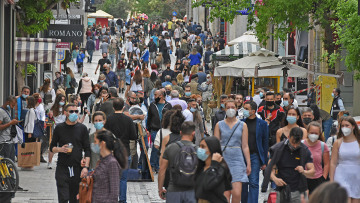Κίνηση στην Ερμού λίγο πριν την Ανάσταση: Ουρές έξω από τα καταστήματα, ψώνια με μάσκες και μέτρα