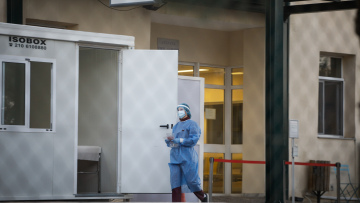 Εξιχνιάστηκε το έγκλημα στο κέντρο υγείας Καλυβίων: «Μου είχε κάνει μάγια μαζί με τη σύζυγό του», λέει ο δράστης