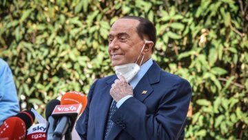 Εξιτήριο για τον Σίλβιο Μπερλουσκόνι - Αναρρώνει στη βίλα του, στο Αρκόρε του Μιλάνου