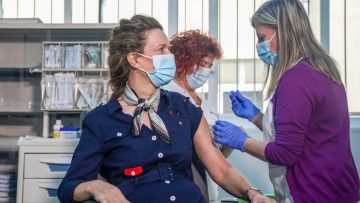 Κορωνοϊός: Επιστρέφουν οι εμβολιασμοί από τη Δευτέρα - Στο «παιχνίδι» και οι 45-49 ετών