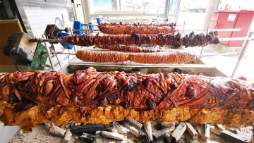 Η Ελλάδα γιορτάζει το Πάσχα με σούβλες, παραδοσιακά τραγούδια και... μέτρα!