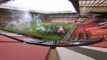 Εισβολή στο «Ολντ Τράφορντ»: Πέταξαν καπνογόνο σε θρύλο της Λίβερπουλ - Τραυματίστηκε αστυνομικός 