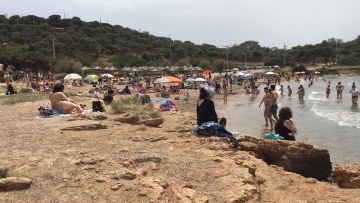 «Βούλιαξαν» οι παραλίες με... σύμμαχο τον καλό καιρό 