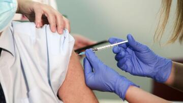 Κορωνοϊός - ΣτΕ: Το Δημόσιο θα αποζημιώνει όσους υποστούν βλάβες στην υγεία τους από εμβoλιασμό