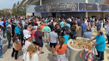 Κορωνοϊός - Κύπρος: Το αδιαχώρητο σε εμβολιαστικό κέντρο στη Λεμεσό - Αναφορές για λιποθυμίες