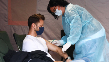 «Ελευθερία»: Πρεμιέρα για το μονοδοσικό εμβόλιο της Johnson&Johnson