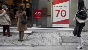 Στις ενδιάμεσες εκπτώσεις ποντάρουν οι έμποροι κάνοντας γενναίες προσφορές