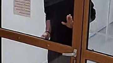 Νέα Σμύρνη: Κοπέλα καταγγέλλει ότι άγνωστος την ακολούθησε «με το μόριό του έξω» - Τον κατέγραψε κάμερα ασφαλείας 