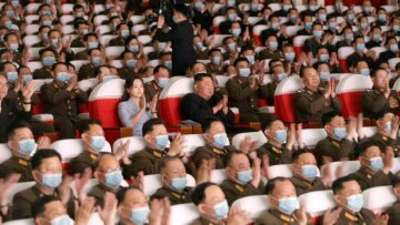 Κιμ Γιονγκ Ουν: Σπάνια δημόσια εμφάνιση με την «εξαφανισμένη» σύζυγό του