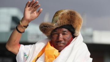 Έβερεστ: 51χρονος Νεπαλέζος έσπασε το ρεκόρ αναρριχήσεων - Ανέβηκε για 25η φορά στην «κορυφή του κόσμου»