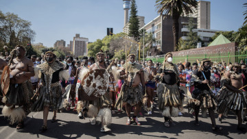 Νότια Αφρική: «Πόλεμος» για τον θρόνο των Ζουλού - Ποιος δηλητηρίασε τη βασίλισσα που διαδέχθηκε τον βασιλιά;