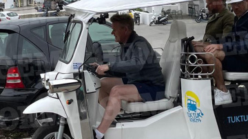 Γκόρντον Ράμσει: Με tuk tuk στη Μύκονο ο σεφ με την περιουσία των 200 εκατ. λιρών