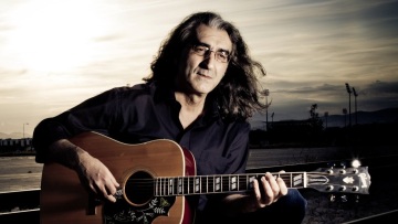 ΘΕΜΑ 104,6: Ο Βασίλης Καζούλης ερμηνεύει το «Αλμυρό φιλί» στην εκπομπή «Μεταξύ σοβαρού και αστείου»