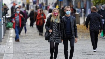 Κορωνοϊός - Ο Βρετανός «Τσιόδρας» προειδοποιεί: Η ινδική μετάλλαξη πιθανότατα πλήττει περισσότερο τα άτομα κάτω των 21 ετών