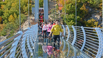 Τρόμος στα 100 μέτρα στην Κίνα! Τουρίστας κρατιέται σε γυάλινη γέφυρα που κατέστρεψαν οι ισχυροί άνεμοι