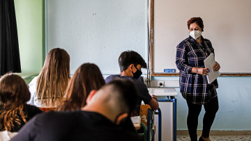Σχολεία: Επιστροφή στα θρανία με το αρνητικό τεστ ανά χείρας, μάσκες, διαφορετικά διαλείμματα και αντισηπτικά