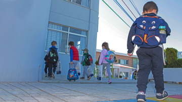 Σχολεία: Τα self test και οι εμβολιασμοί τα «όπλα» για να μη ξανακλείσουν οι σχολικές αίθουσες