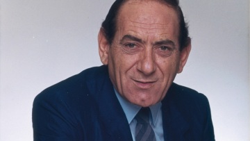 Στράτος Διονυσίου: Η σπάνια εμφάνιση της συζύγου του, στη μουσικοθεατρική παράσταση για τη ζωή του