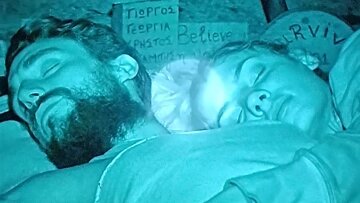 Survivor: Η Μαριαλένα φόρεσε το εσώρουχο του Σάκη και κοιμήθηκαν αγκαλιά - Το Twitter τους τρολάρει