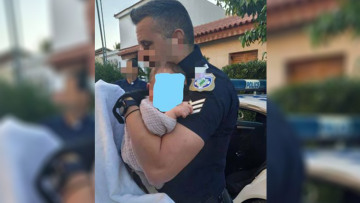 Έγκλημα στα Γλυκά Νερά - Συγκινητικό στιγμιότυπο: Αστυνομικός κρατά αγκαλιά το βρέφος της άτυχης Καρολάιν