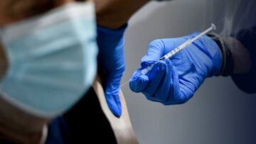 Λαμία: Απομακρύνθηκε από τη θέση της η γιατρός που έλεγε στον κόσμο ότι κινδυνεύει από το εμβόλιο