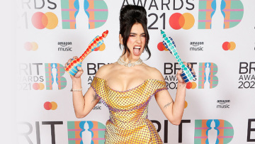 BRIT Awards 2021: Taylor Swift, Dua Lipa, The Weeknd έφυγαν με βραβεία από την τελετή