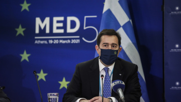 Έντονος διάλογος Μηταράκη - Μάγιερ στο Φόρουμ των Δελφών για τις μεταναστευτικές ροές