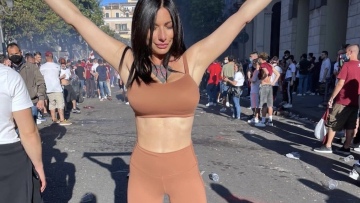 Διάσημη πορνοστάρ πανηγυρίζει την άνοδο της Σαλερνιτάνα και «τρελαίνει» όλη την Ιταλία