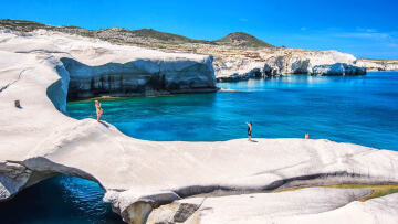 Μήλος: Στο επίκεντρο τουριστικών δημοσιευμάτων από διεθνή ΜΜΕ για τις παραλίες της