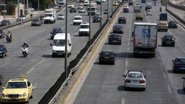 Κίνηση - Ελεύθερες οι διαπεριφερειακές μετακινήσεις: Μικροκαθυστερήσεις στην έξοδο της Αττικής Οδού προς Λαμία, στο ρεύμα προς Ελευσίνα 
