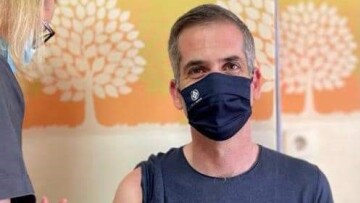 «Μην κάθεστε, μην το σκέφτεστε»: Εμβολιάστηκε με ΑstraZeneca ο Κώστας Μπακογιάννης - Φωτογραφία