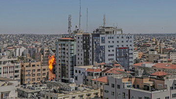 Δείτε βίντεο: Κτίριο που στέγαζε Associated Press και Al Jazeera καταρρέει έπειτα από ισραηλινό βομβαρδισμό